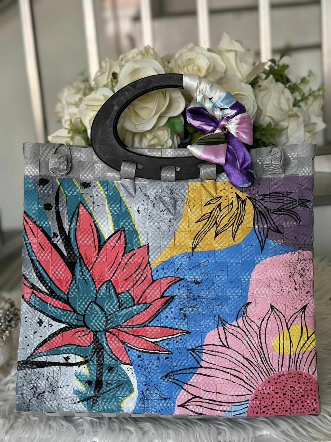 adding prints to your old bag will refresh its look and give it second life. this image represent a tote bag with flowers printed on it.